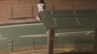 คู่รักที่ตุนเหมินทะเลาะกันจนเลิกรา ผู้หญิงโมโหถอดเสื้อกลางถนน