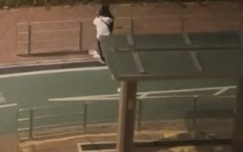 คู่รักที่ตุนเหมินทะเลาะกันจนเลิกรา ผู้หญิงโมโหถอดเสื้อกลางถนน