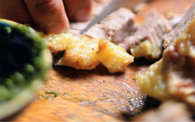 Những người chăn nuôi trên thảo nguyên chẳng bao giờ bỏ phí nước luộc thịt; họ chỉ cần cho một bát g