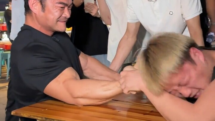 Li Weigang berlatih sejenak dengan para atlet angkat pergelangan tangan profesional