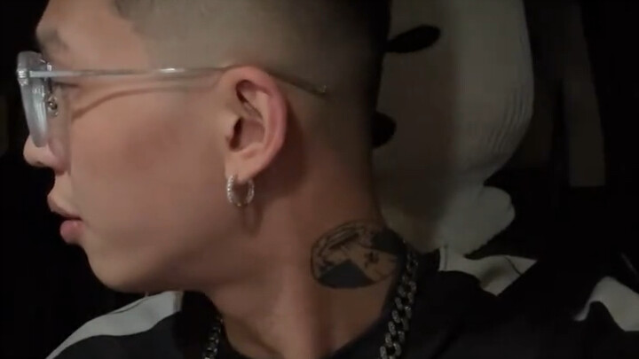 Pria ini perlahan tenggelam dalam panggilan "kakak" yang terus-menerus