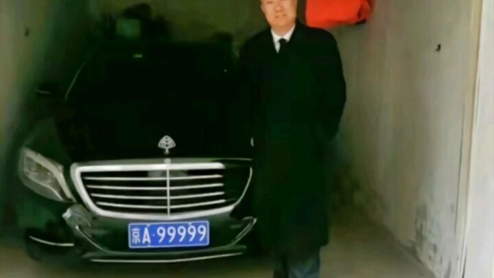 الحارس يمشي بخطى عسكرية واثقة