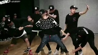 Kim Hanbin | Six people, seven feet—after 8 years, I'm still amazed and captivated by his genius cho