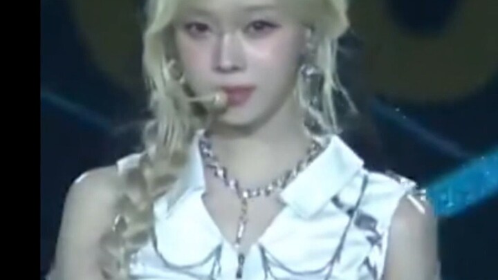 Minjeong: A stage mishap? No big deal—just raise an eyebrow and look cool, and it’s all good.