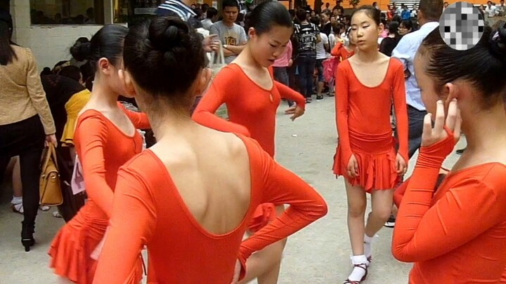 مسابقة الرقص اللاتيني للأطفال: الفتيات يتدربن مسبقًا