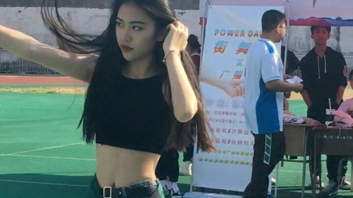 Pameran sosial sekolah menengah sangat gugup dan membuat wanita melompat!