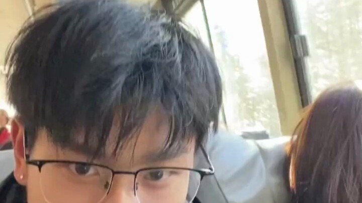 A couple travels in Yunnan and films a video, saying, “That was close—the screen almost shattered.”