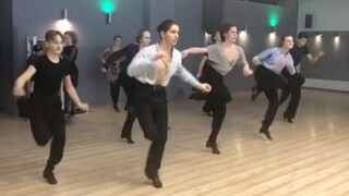 Các anh chàng đẹp trai Nga cùng nhau đá chân trực tuyến "Latin jive"