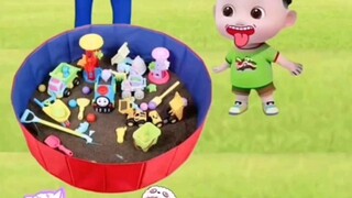 小宝玩沙池！