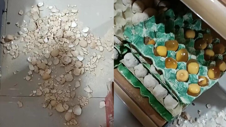 Bocah laki-laki berbelanja di supermarket sambil bersembunyi di sudut untuk ‘berlatih’ mengupas telu