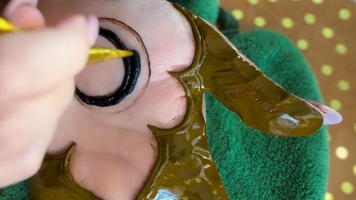 Freshly squeezed lemon 🍋 in my henna paste for a great stain