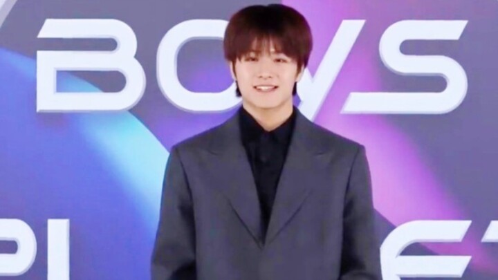 ความต่างชัดเจนสุดๆ! หวังจื่อฮ่าว ผู้เข้าแข่งขันชาวจีนจาก Boys Planet แนะนำตัวและโชว์เต้น [เด็กฝึกหัด
