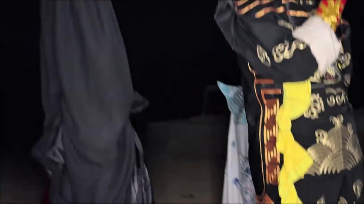 สิงโตโตขนาดนี้ยังใส่กางเกงเปิดเป้าอยู่เลยเหรอ?
