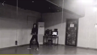Zhou Jieqiong's explosive dance during her trainee days