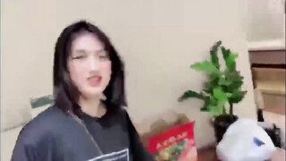 Bagaimana reaksi seorang adik ketika menerima 1.000 lipstik? Kapan aku punya adik seperti ini?