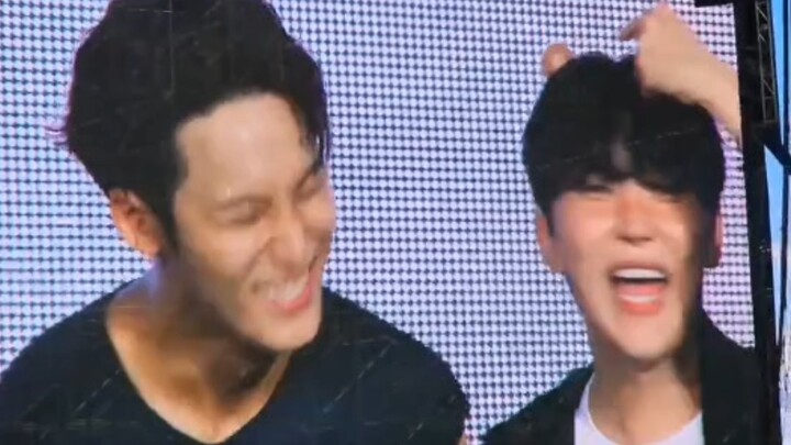 หลังสี่ทุ่มห้ามใช้ไมโครโฟน ทั้งหมดพึ่งพาเหล่าคลาร์ร้องสดกันเลย ฮ่าๆๆๆๆ