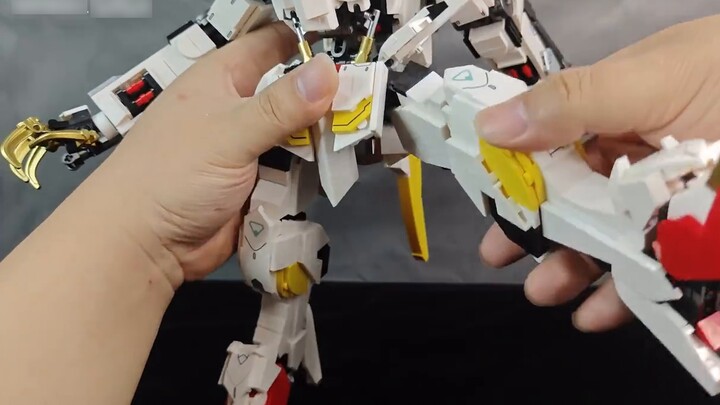 บล็อกอาคาร "Mass-produced" Barbatos Wolf King ดูสิว่าอยู่ห่างจากเครื่องตัวเอกแค่ไหน