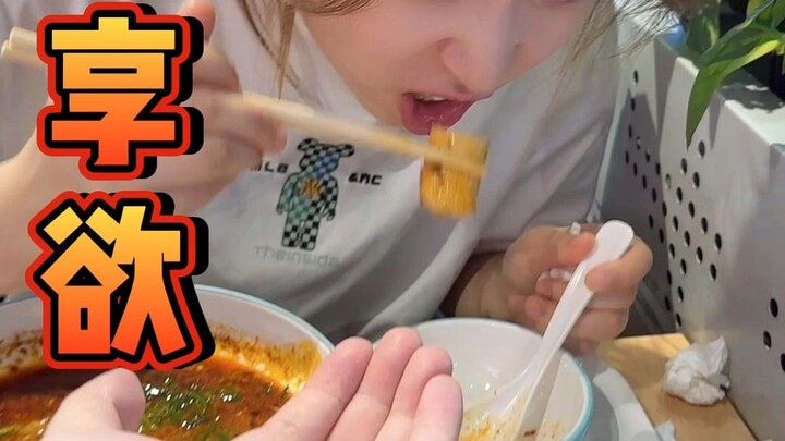 Sao tôi thấy hôm nay cô ấy có gì đó lạ lạ nhỉ