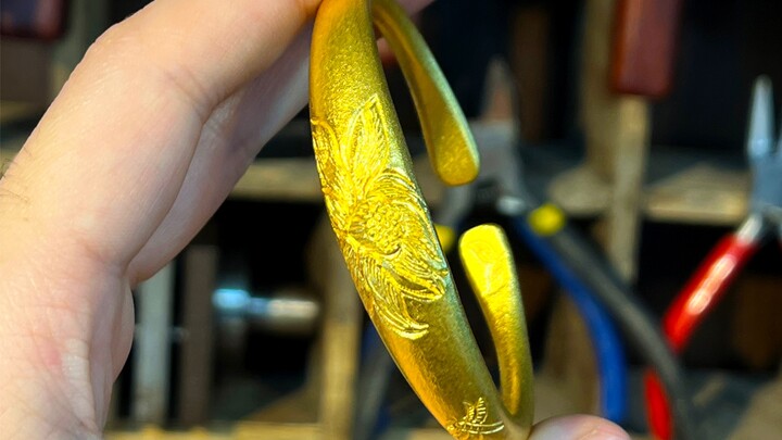 A beautiful woman's hollow bracelet evolves and merges into an 87-gram horseshoe-shaped lotus bracel