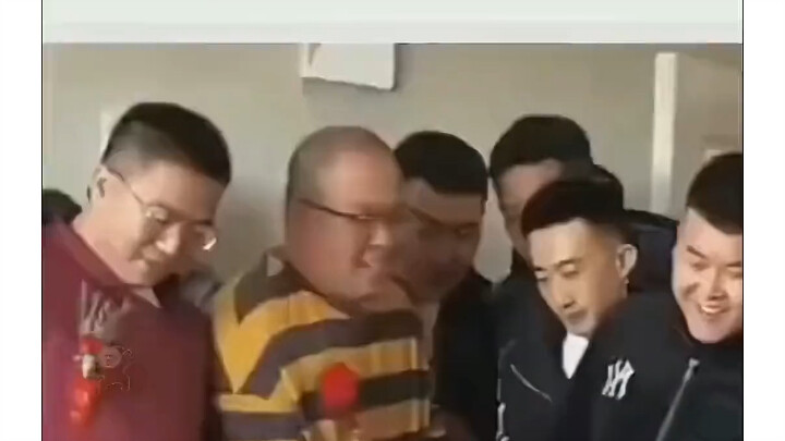 Insiden “sikut lebah” yang terkenal, ternyata dia benar-benar serius kali ini