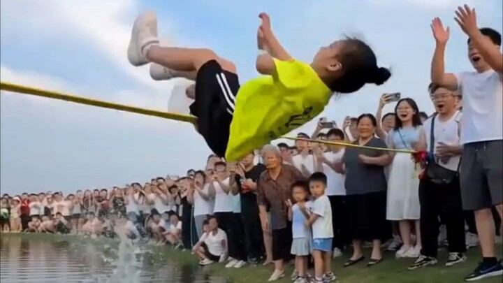 girl jumping from wire 来挑战不一样的体验,你们觉得厉害吗?