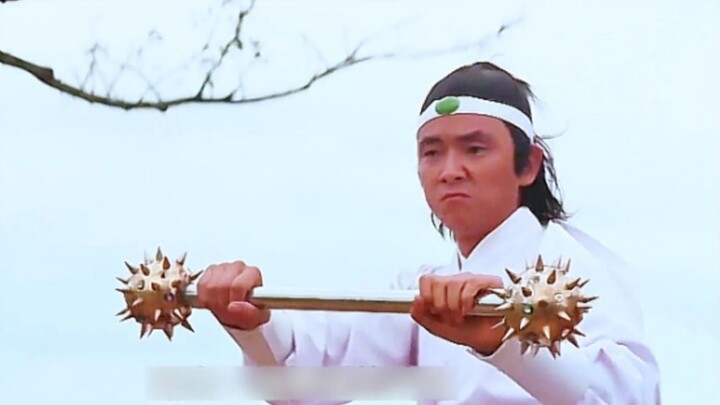 رجل ينام على جانب الطريق ويضع مطرقة شهابية، فما إن يراها المارة حتى يسارعون لدفع المال لشراء حياته |