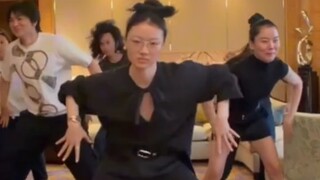 8g lướt web, Đơn Y Thuần mang đến điệu nhảy ma mị và bài hát Cờ Ngũ Tử