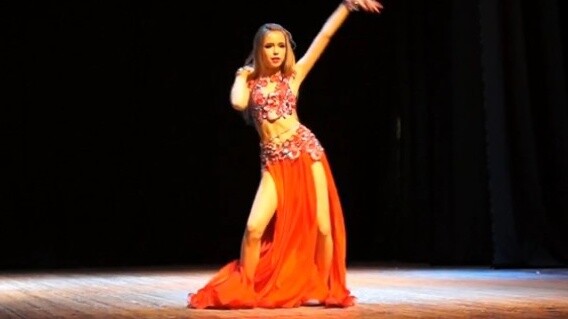 [This is a waist!] Ukrainian beauty Sofia Yavtushenko, with her slender waist, at a performance in 2