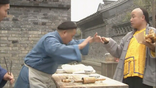 Áo bào vàng do hoàng thượng ban thưởng hóa ra lại trở thành công cụ để anh chàng lừa ăn lừa uống