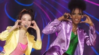 العرض الأول للنسخة الإنجليزية! فرقة الفراشات السوداء الدولية BLACKSWAN بأغنية "Close to Me" على مسرح