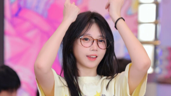 Huh? There’s a pretty girl wearing glasses.
