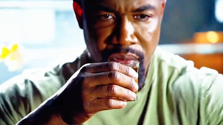 How Hardcore Is This Muscular Guy’s Breakfast? Every Day He Commands His Troops Using a Water Cup Fi