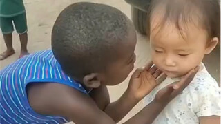 外国宝宝看到中国宝宝都好稀罕