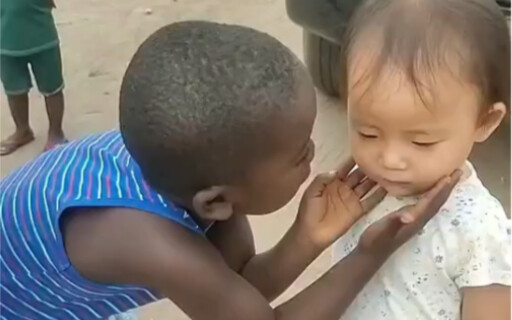 Foreign babies are very curious when they see Chinese babies