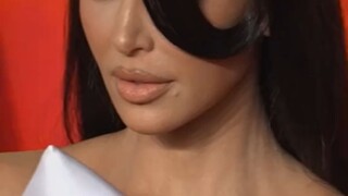 卡戴珊这次的红毯造型，略微保守了点！