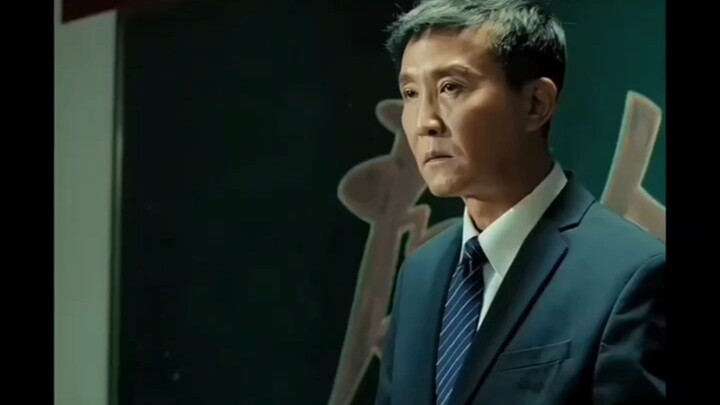 “Asalkan sedikit saja serakah, meja ini pasti tidak akan berbunyi sekeras ini.”