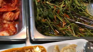 บุฟเฟ่ต์มื้อกลางวัน 5,500 วอน ที่โรงอาหารโรงเรียนหญิงเกาหลี หน้าตาเป็นยังไง (มีเกี๊ยวด้วยเหรอ?!)