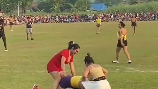 dinenenin di lapangan 🤣