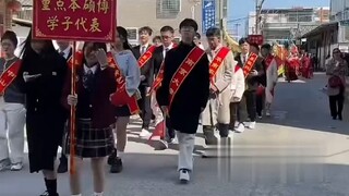 潮汕春节民俗巡游队伍惊现本硕博学子方阵！他们怎么都不笑啊？是不爱笑吗？