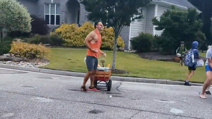 ผู้ปกครองใจจดใจจ่อรอต้อนรับเด็กๆ ในวันสุดท้ายของการไปโรงเรียน