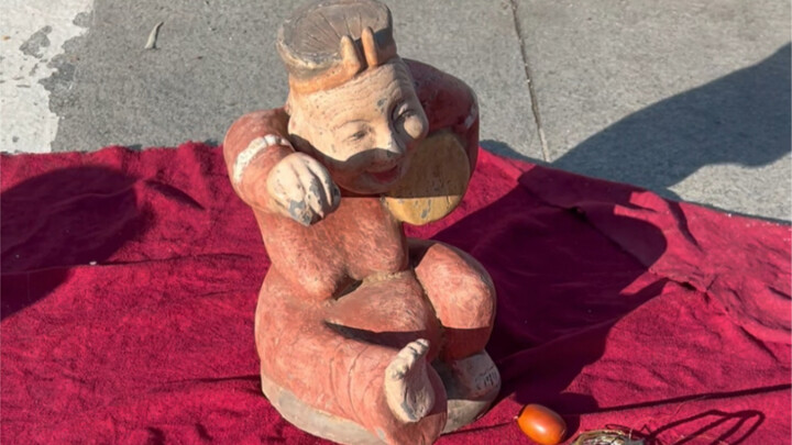 It’s the end of the year—even street vendors are gunning for sales targets!