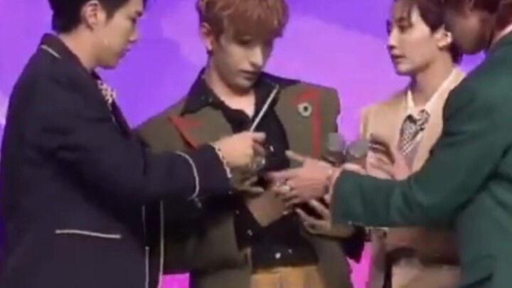 【SEVENTEEN】คนที่ไม่รู้จักแบ่งไมค์นึกว่ากำลังซื้อของอยู่ที่นี่เลย