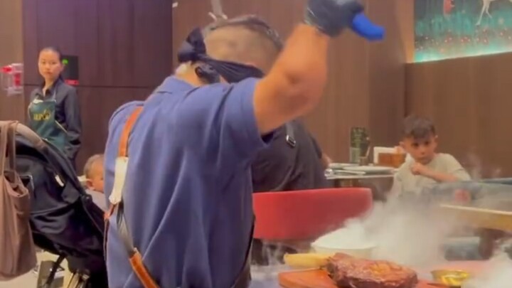 Tổng cộng 200 đô: bít tết 50 đô, biểu diễn 150 đô.