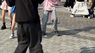Mặc trang phục Why và nhảy Why tại lối vào buổi hòa nhạc của Kim Taeyeon, cô ấy đã được SM chọn vào 