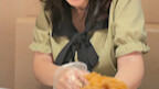 She said eating chicken legs this way is so delicious.