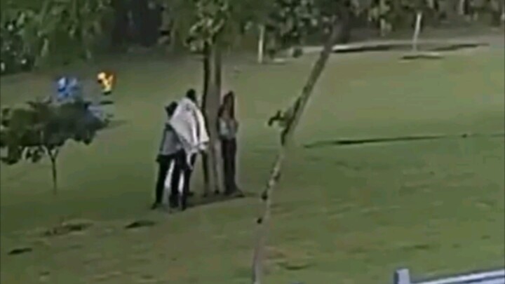 Orang kulit hitam tersambar petir