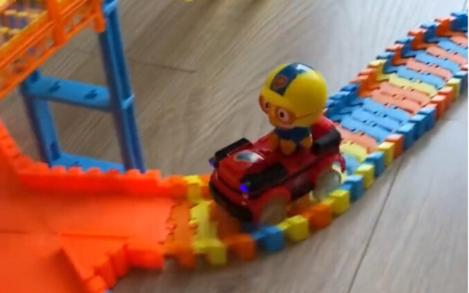 Mainan keponakan kecilku seru banget! Sampai bikin bayi berusia tiga ratus lebih bulan sepertiku ngi