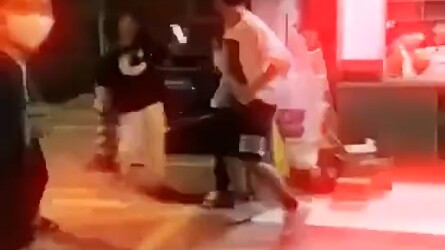 ดูเหมือนทุกคนพกมีด แต่มีฉันคนเดียวที่พกหมัด