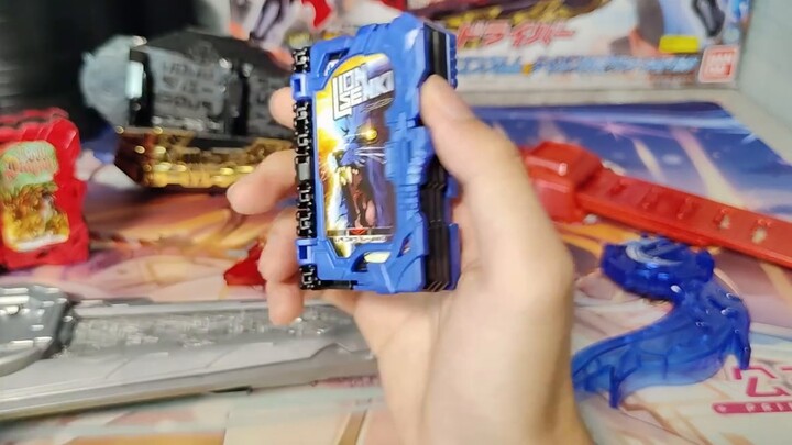 Thật là một câu chuyện hay! Kamen Rider DX Holy Blade Driver & Blade Deluxe Set chia sẻ đánh giá toà