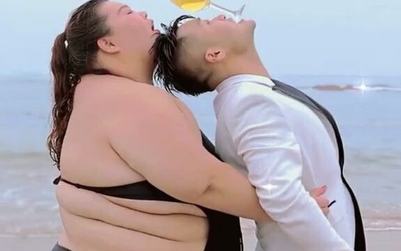 Chỉnh cho cô ấy gầy hơn một chút, tự nhiên hơn nhé!